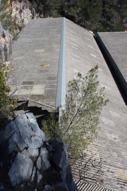 Gros plan sur le bâtiment d'avant les années 80 du temps de l'exploitation de la carrière, devenu par la suite une vitrerie-miroiterie
