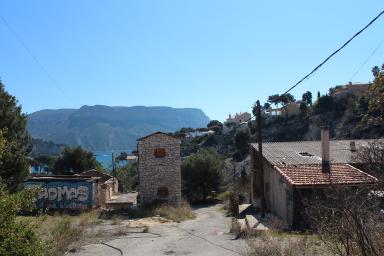Vue d'ensemble de l'arrière des bâtiments de la carrière Tierno