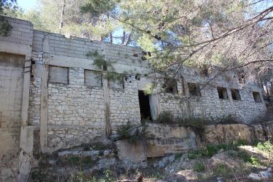 Vestiges d'un ancien bâtiment de la cimenterie à l'extrémité nord du site du Méhari-Club