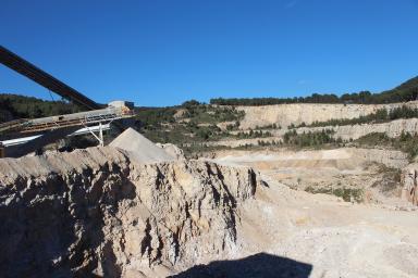 Tapis qui achemine le calcaire jusqu'aux broyeurs, avec l'excavation en arrière-plan