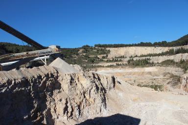 Tapis qui achemine le calcaire jusqu'aux broyeurs, avec l'excavation en arrire-plan