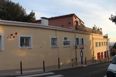 Vue de la façade de l'ancienne matelasserie et tapisserie en meubles ROSSO et REYNAUD
