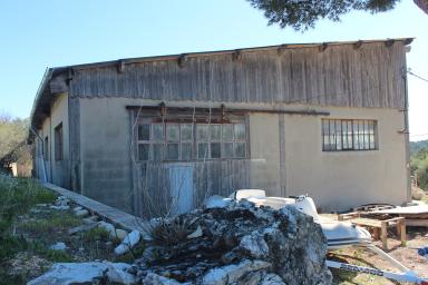 Vue du mur latéral gauche des ateliers de construction de bateau Batifero, puis des ateliers de taille de pierre Lombardi