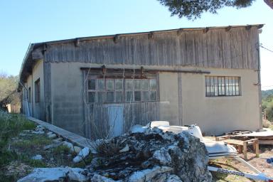 Vue du mur latral gauche des ateliers de construction de bateau Batifero, puis des ateliers de taille de pierre Lombardi