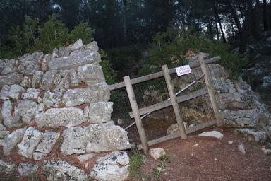 Vue de face d'un four à chaux du bois de la Marcouline, en cours de restauration