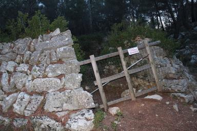 Vue de face d'un four  chaux du bois de la Marcouline, en cours de restauration