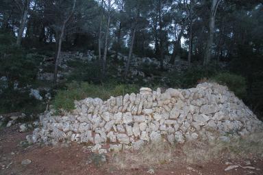 Vue de derrière de ce même four à chaux, en cours de restauration