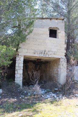 Bâtiment en parpaing sur la carrière