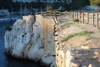 Gros plan sur un reste d'installation fixé au mur de la rive gauche