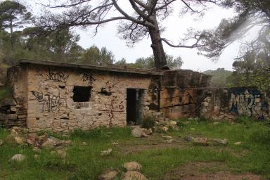 Bâtiment en ruine, de l'autre côté de la route au dessus du concasseur de la carrière du Loin