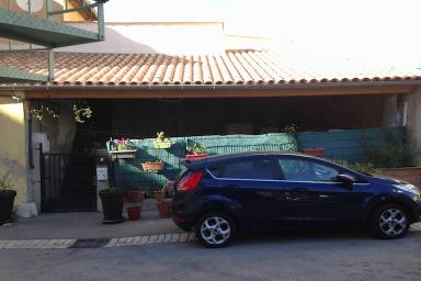 Arrière du bâtiment, le toit terrasse cache la façade