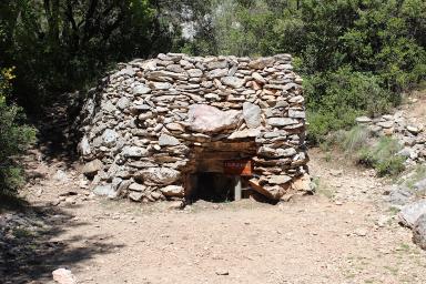 Vue de face du four à cade du Jas de Frédéric
