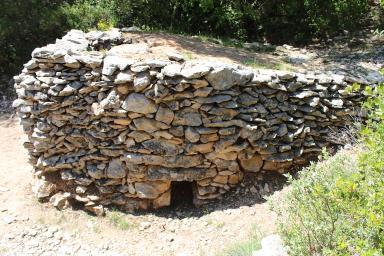 Vue de côté du four à cade du Jas de Frédéric