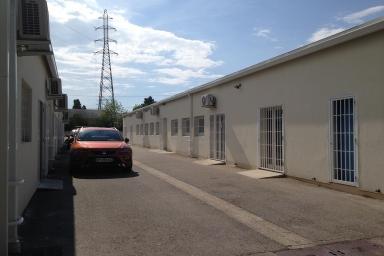 Vue de la cour centrale forme par les deux btiments