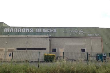 Vue de face sur l'enseigne portée par le bâtiment des ateliers de l'usine Corsiglia Marrons Glacés
