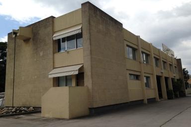 Vue de trois-quarts des bureaux de l'entreprise Corsiglia Marrons Glacés