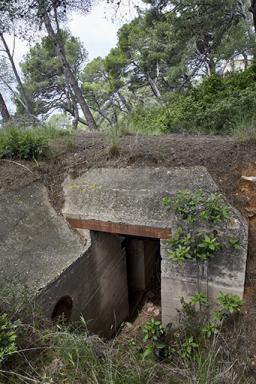 Casemate n II de la batterie, dtail du couloir-escalier  deux voles d'accs  la gorge, passant dans un avant-corps central