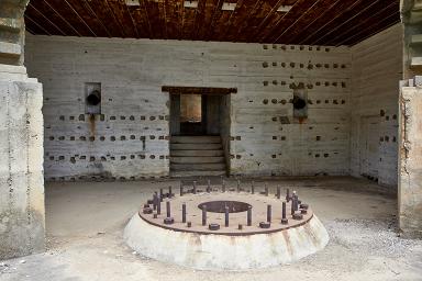 Casemate n III de la batterie, vue intrieure de la chambre de tir, plaque-pivot du canon et porte d'accs  l'arrire-plan