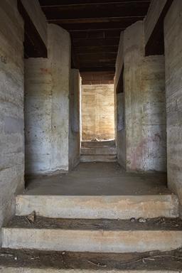 Casemate n III de la batterie, intrieur, dtail du couloir d'accs axial avec escalier et porte des magasins latraux