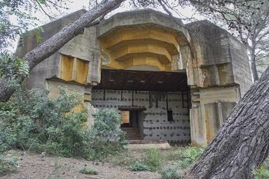 Casemate n IV de la batterie,  vue de la faade avec embrasure  redans et visire, chambre de tir derrire l'embrasure