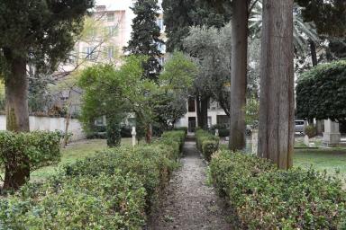 Chemin bordé de haies à l'est du cimetière.