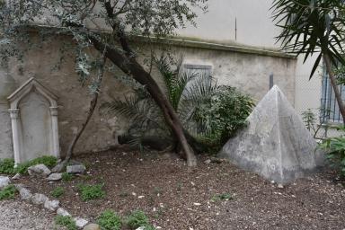 Tombe pyramidale de William Vincent (1785-1822).