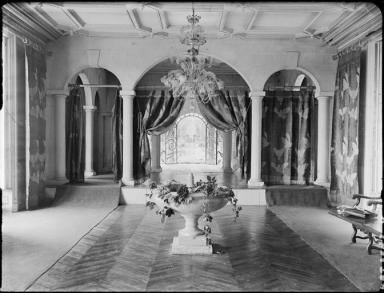 Orlamonde du temps de Maurice Maeterlinck, un salon, Andr Kertsz photographe, 1933 (cote 72l003582)
