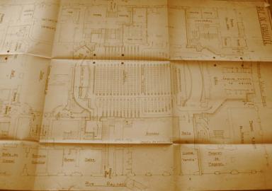 Plan du rez-de-chaussée de l'îlot Donadei en 1956. L'entrée du cinéma Variétés sur le boulevard Victor Hugo se situe à droite de la reproduction du plan. L'on remarque, à gauche, la salle de cinéma Edouard VII, qui ouvrait sur la rue Maréchal-Joffre.