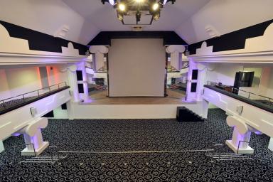 Cinéma L'Esplanade (aujourd'hui salle de spectacle le Palace), vue vers la scène en 2019.