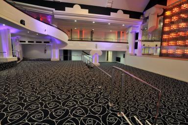 Cinéma L'Esplanade (aujourd'hui salle de spectacle le Palace), balcon latéral gauche.