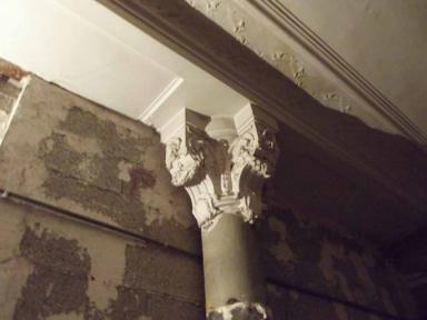 Vestiges de la décoration d'une des colonnes séparant l'espace de la salle et les salons des variétés-Tabarin, cliché 2019