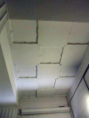Cinéma Variétés, décoration du plafond d'une des sorties du cinéma sur la rue Raynardi, cliché 2019