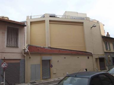 Cinéma Le central. Façade postérieure (correspondant à l'écran de la salle) sur la rue Passeroni.