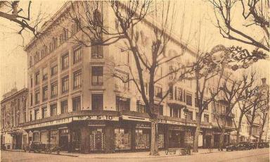 Cinéma Paris Palace. La façade de la rue de Paris est visible à gauche. L'entrée sur l'avenue Jean-Médecin est difficilement identifiable. Carte postale, non datée