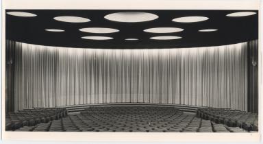 Le cinéma Rialto en 1958 après la surélévation de l'immeuble et les modifications de la salle, vue vers l'écran