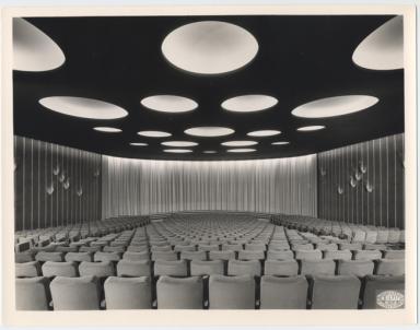 Le cinéma Rialto en 1958 après la surélévation de l'immeuble et les modifications de la salle, vue vers l'écran