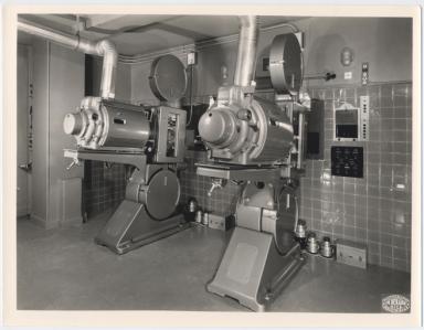 Le cinma Rialto en 1958 aprs la surlvation de l'immeuble et les modifications de la salle, la cabine de projection