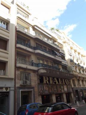 Le Rialto et l'immeuble de 1957 le surmontant