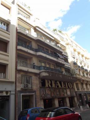 Le Rialto et l'immeuble de 1957 le surmontant 