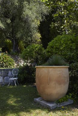 Terrasse infrieure : pot de Biot et chaise de jardin.