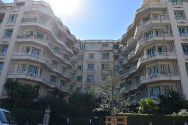 Vue d'ensemble sur les différents batiments.