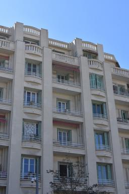 Détail du haut de l'immeuble