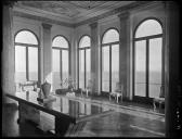 Orlamonde du temps de Maurice Maeterlinck, salon du premier tage, Andr Kertsz photographe, 1933 (cote 72l002687)