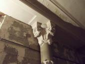 Vestiges de la dcoration d'une des colonnes sparant l'espace de la salle et les salons des varits-Tabarin, clich 2019