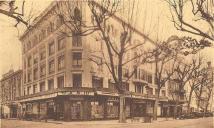 Cinma Paris Palace. La faade de la rue de Paris est visible  gauche. L'entre sur l'avenue Jean-Mdecin est difficilement identifiable. Carte postale, non date