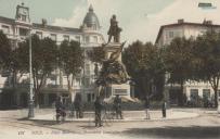 L'immeuble avant sa surlvation, reprsent sur une carte postale avec le monument Gambetta de la place Batrix, carte postale non date.