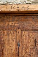 Encadrement de porte en bois  la Valette (parcelle 202 B 289). Date porte (1643) de part et d'autre d'une croix.