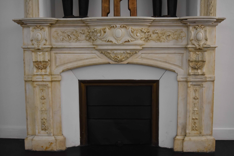 Salon Charles Ngre, chemine en marbre.