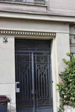 Immeuble bas, l'une des deux portes d'entre sur l'avenue Villermont.