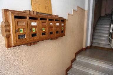 Vestibule de l'immeuble du 16 rue Théodore de Banville, boîte aux lettres.